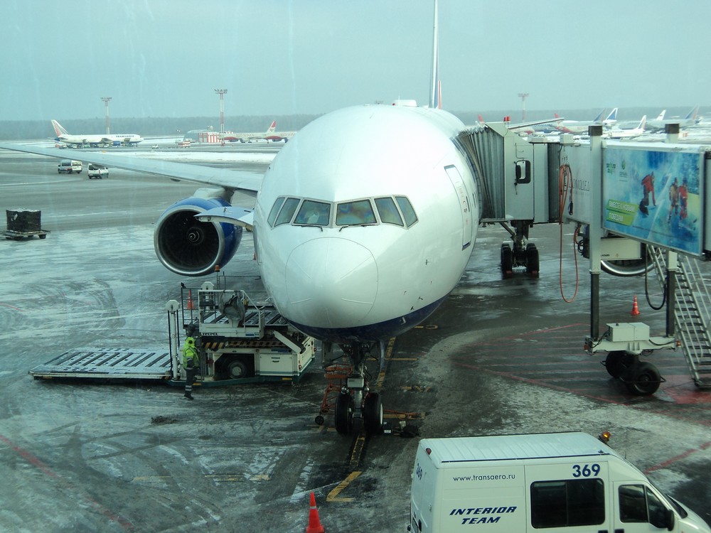 Самолет Boeing 777-300 (вид с боку)