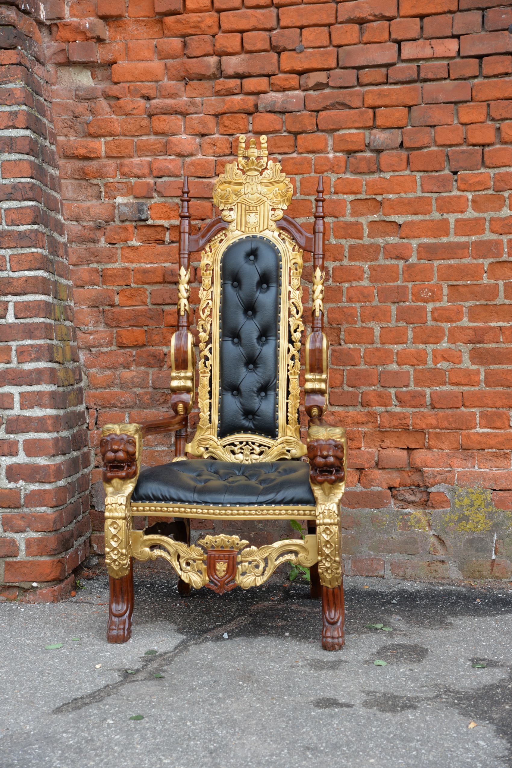 Царский стул при входе в Нижегородский Кремль